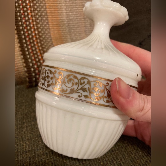 Avon White Milk Glass Vintage Lidded Candle or Powder Jar Container - Picture 1 of 12